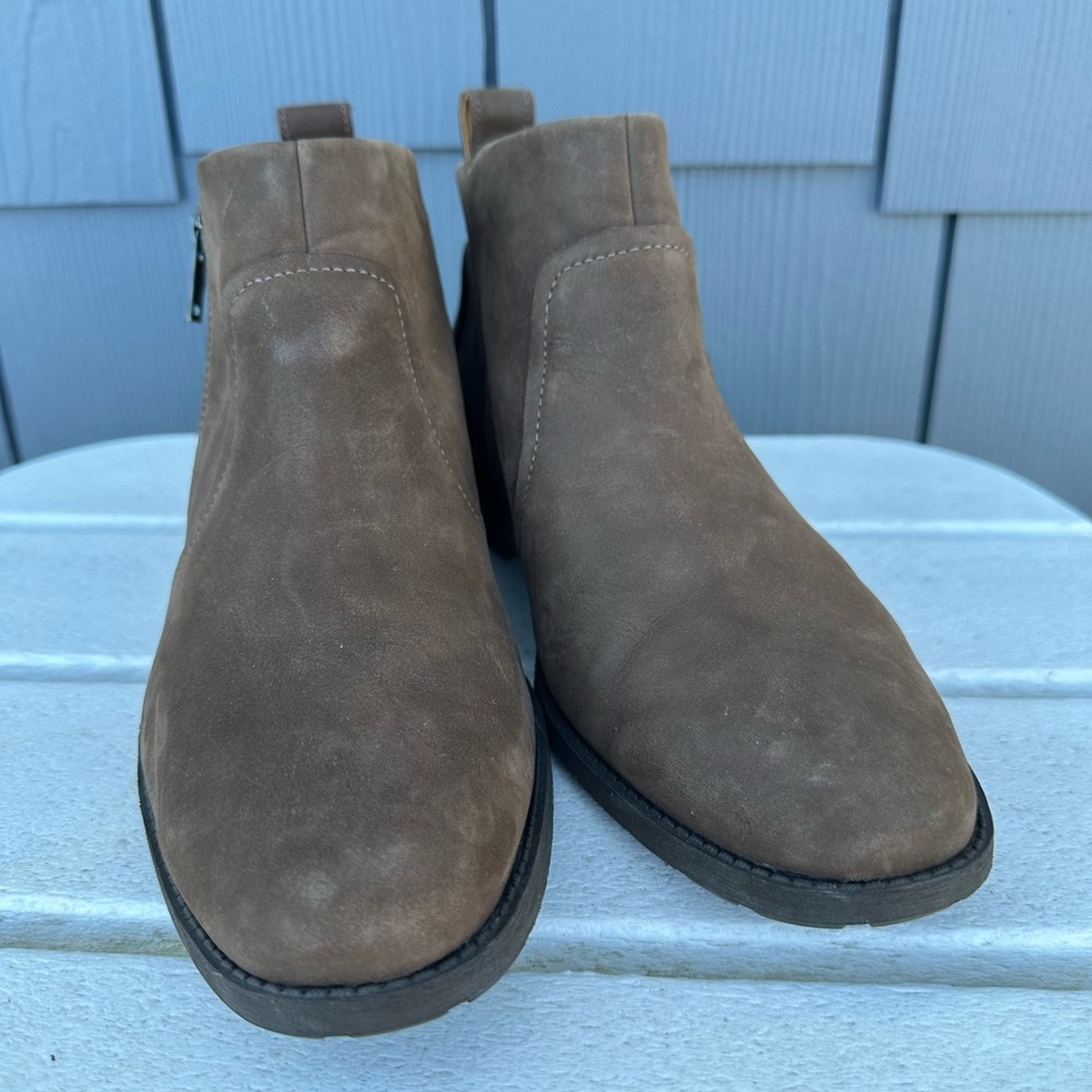 Women’ UGG Brown Suede Chelsea Ankle Boots - Classic Slip-On Style